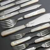 14 Teile englisches Fischbesteck mit Silber 925 Klingen und Forken sowie massiven Perlmutt Griffen, MZ: John Watts Ltd, Sheffield 1963, in Eichenkasten: je 6 Messer und Gabeln sowie 2 Vorlegeteile - photo 1