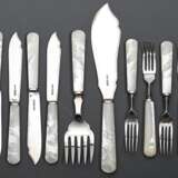 14 Teile englisches Fischbesteck mit Silber 925 Klingen und Forken sowie massiven Perlmutt Griffen, MZ: John Watts Ltd, Sheffield 1963, in Eichenkasten: je 6 Messer und Gabeln sowie 2 Vorlegeteile - photo 2