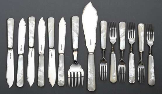 14 Teile englisches Fischbesteck mit Silber 925 Klingen und Forken sowie massiven Perlmutt Griffen, MZ: John Watts Ltd, Sheffield 1963, in Eichenkasten: je 6 Messer und Gabeln sowie 2 Vorlegeteile - photo 2