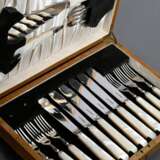 14 Teile englisches Fischbesteck mit Silber 925 Klingen und Forken sowie massiven Perlmutt Griffen, MZ: John Watts Ltd, Sheffield 1963, in Eichenkasten: je 6 Messer und Gabeln sowie 2 Vorlegeteile - photo 3