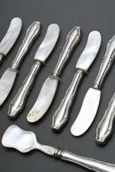 9 Teile Kaviarbesteck mit Silber 925 Griffen und Perlmutt, bestehend aus: 8 Messern und 1 Schaufel, L. 17cm