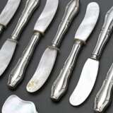9 Teile Kaviarbesteck mit Silber 925 Griffen und Perlmutt, bestehend aus: 8 Messern und 1 Schaufel, L. 17cm - photo 1