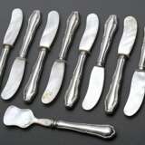 9 Teile Kaviarbesteck mit Silber 925 Griffen und Perlmutt, bestehend aus: 8 Messern und 1 Schaufel, L. 17cm - photo 2