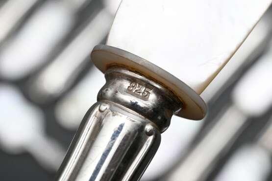 9 Teile Kaviarbesteck mit Silber 925 Griffen und Perlmutt, bestehend aus: 8 Messern und 1 Schaufel, L. 17cm - photo 3