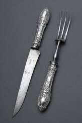 2 Teile französisches Bratenbesteck mit plastischen Maskaron- und Fischmotiven sowie floralem Relief, Stahlklinge und -forke, Silber 950, MZ: Couchot A Epinal, um 1850, L. 28/32cm, Alter- und Gebrauchsspuren