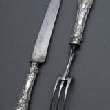 2 Teile französisches Bratenbesteck mit plastischen Maskaron- und Fischmotiven sowie floralem Relief, Stahlklinge und -forke, Silber 950, MZ: Couchot A Epinal, um 1850, L. 28/32cm, Alter- und Gebrauchsspuren - photo 2