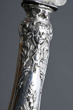 2 Teile französisches Bratenbesteck mit plastischen Maskaron- und Fischmotiven sowie floralem Relief, Stahlklinge und -forke, Silber 950, MZ: Couchot A Epinal, um 1850, L. 28/32cm, Alter- und Gebrauchsspuren - photo 3
