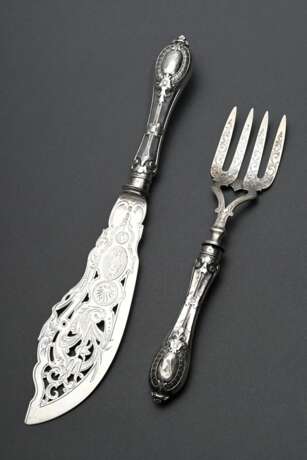 2 Teile englisches Fisch-Vorlegebesteck mit fein gravierter und durchbrochener Laffe und Forke sowie ornamentalem Griff, Monogramm "A", MZ: John Gilbert, Birmingham 1859, Silber 925, 356g (gefüllt), L. 25-34,5c… - Foto 1