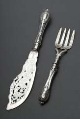 2 Teile englisches Fisch-Vorlegebesteck mit fein gravierter und durchbrochener Laffe und Forke sowie ornamentalem Griff, Monogramm &quot;A&quot;, MZ: John Gilbert, Birmingham 1859, Silber 925, 356g (gefüllt), L. 25-34,5c…