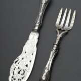 2 Teile englisches Fisch-Vorlegebesteck mit fein gravierter und durchbrochener Laffe und Forke sowie ornamentalem Griff, Monogramm "A", MZ: John Gilbert, Birmingham 1859, Silber 925, 356g (gefüllt), L. 25-34,5c… - Foto 1