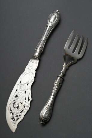 2 Teile englisches Fisch-Vorlegebesteck mit fein gravierter und durchbrochener Laffe und Forke sowie ornamentalem Griff, Monogramm "A", MZ: John Gilbert, Birmingham 1859, Silber 925, 356g (gefüllt), L. 25-34,5c… - Foto 2