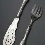 2 Teile englisches Fisch-Vorlegebesteck mit fein gravierter und durchbrochener Laffe und Forke sowie ornamentalem Griff, Monogramm "A", MZ: John Gilbert, Birmingham 1859, Silber 925, 356g (gefüllt), L. 25-34,5c… - Foto 2