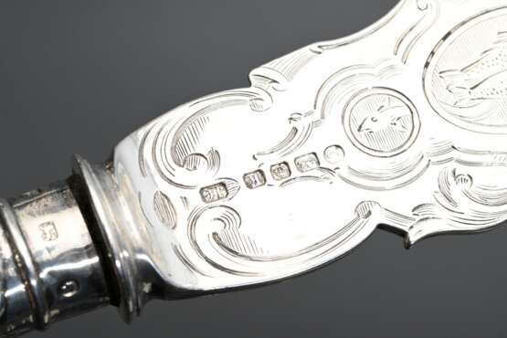 2 Teile englisches Fisch-Vorlegebesteck mit fein gravierter und durchbrochener Laffe und Forke sowie ornamentalem Griff, Monogramm "A", MZ: John Gilbert, Birmingham 1859, Silber 925, 356g (gefüllt), L. 25-34,5c… - Foto 3