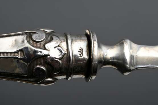 2 Teile englisches Fisch-Vorlegebesteck mit fein gravierter und durchbrochener Laffe und Forke sowie ornamentalem Griff, Monogramm "A", MZ: John Gilbert, Birmingham 1859, Silber 925, 356g (gefüllt), L. 25-34,5c… - Foto 5