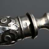2 Teile englisches Fisch-Vorlegebesteck mit fein gravierter und durchbrochener Laffe und Forke sowie ornamentalem Griff, Monogramm "A", MZ: John Gilbert, Birmingham 1859, Silber 925, 356g (gefüllt), L. 25-34,5c… - Foto 6