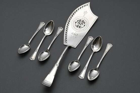 7 Diverse Teile Jugendstil Besteck mit graphisch abstrahiertem Floraldekor, Silber 800/830, 187g: großer Heber mit durchbrochener Laffe (L. 30cm) und 6 Teelöffel - Foto 1