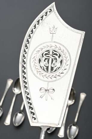 7 Diverse Teile Jugendstil Besteck mit graphisch abstrahiertem Floraldekor, Silber 800/830, 187g: großer Heber mit durchbrochener Laffe (L. 30cm) und 6 Teelöffel - Foto 2