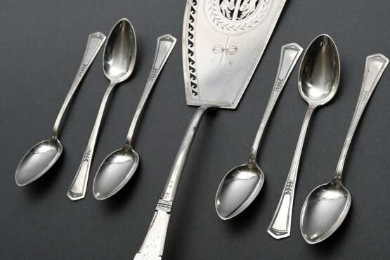 7 Diverse Teile Jugendstil Besteck mit graphisch abstrahiertem Floraldekor, Silber 800/830, 187g: großer Heber mit durchbrochener Laffe (L. 30cm) und 6 Teelöffel - Foto 3