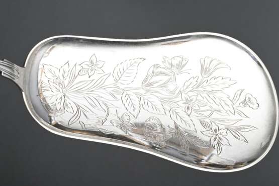 3 Diverse Teile dänisches Silber Vorlegebesteck, verschiedene Meister, 176g: 1 Heber mit gerundeter floral gravierter Laffe, (MZ: H, Kopenhagen 1911), 1 Heber mit durchbrochener Laffe (Helsingör, Ende 19.Jh.) und kleine … - photo 3