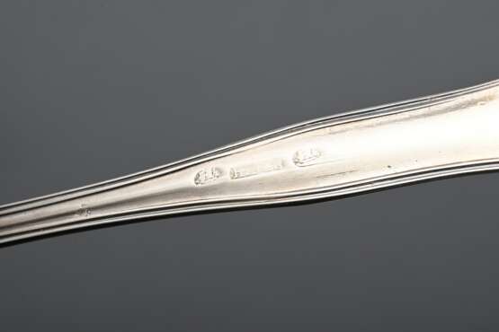 3 Diverse Teile dänisches Silber Vorlegebesteck, verschiedene Meister, 176g: 1 Heber mit gerundeter floral gravierter Laffe, (MZ: H, Kopenhagen 1911), 1 Heber mit durchbrochener Laffe (Helsingör, Ende 19.Jh.) und kleine … - photo 4
