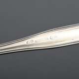 3 Diverse Teile dänisches Silber Vorlegebesteck, verschiedene Meister, 176g: 1 Heber mit gerundeter floral gravierter Laffe, (MZ: H, Kopenhagen 1911), 1 Heber mit durchbrochener Laffe (Helsingör, Ende 19.Jh.) und kleine … - photo 4