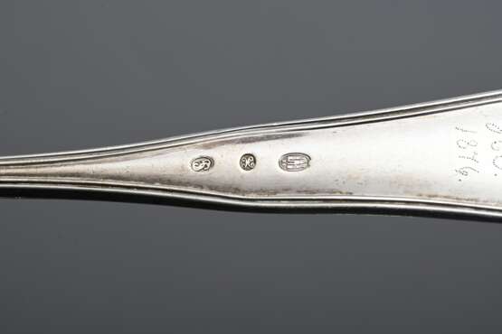 3 Diverse Teile dänisches Silber Vorlegebesteck, verschiedene Meister, 176g: 1 Heber mit gerundeter floral gravierter Laffe, (MZ: H, Kopenhagen 1911), 1 Heber mit durchbrochener Laffe (Helsingör, Ende 19.Jh.) und kleine … - photo 5