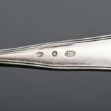 3 Diverse Teile dänisches Silber Vorlegebesteck, verschiedene Meister, 176g: 1 Heber mit gerundeter floral gravierter Laffe, (MZ: H, Kopenhagen 1911), 1 Heber mit durchbrochener Laffe (Helsingör, Ende 19.Jh.) und kleine … - photo 5