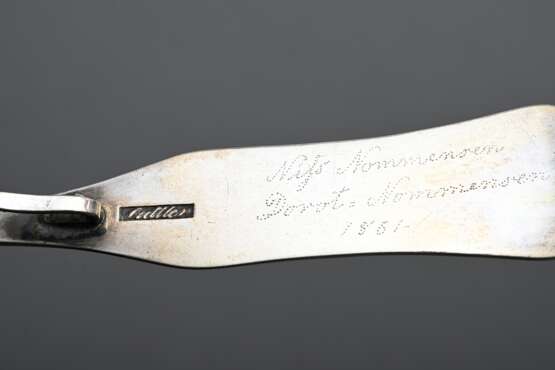 3 Diverse Teile dänisches Silber Vorlegebesteck, verschiedene Meister, 176g: 1 Heber mit gerundeter floral gravierter Laffe, (MZ: H, Kopenhagen 1911), 1 Heber mit durchbrochener Laffe (Helsingör, Ende 19.Jh.) und kleine … - photo 6