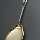 Jugendstil Vorlegeschaufel mit floral durchbrochenem Griff "Feuerlilie", verso monogrammiert, Silber 800, Laffe vergoldet, 82g, L. 22cm - photo 1