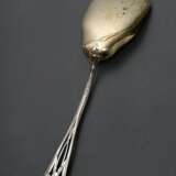 Jugendstil Vorlegeschaufel mit floral durchbrochenem Griff "Feuerlilie", verso monogrammiert, Silber 800, Laffe vergoldet, 82g, L. 22cm - photo 2