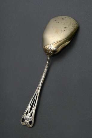 Jugendstil Vorlegeschaufel mit floral durchbrochenem Griff "Feuerlilie", verso monogrammiert, Silber 800, Laffe vergoldet, 82g, L. 22cm - photo 2