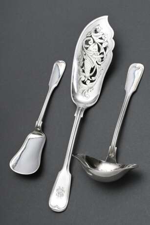 3 Diverse Vorlegeteile "Augsburger Faden", Silber 800, 198g: durchbrochener Fischheber mit Monogramm "MS" (L. 26cm), Saucenkelle (L. 16,5cm) und Heber (L. 17cm) - photo 1