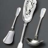 3 Diverse Vorlegeteile "Augsburger Faden", Silber 800, 198g: durchbrochener Fischheber mit Monogramm "MS" (L. 26cm), Saucenkelle (L. 16,5cm) und Heber (L. 17cm) - photo 1
