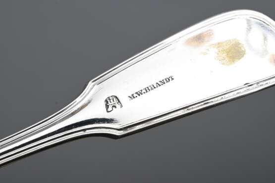 3 Diverse Vorlegeteile "Augsburger Faden", Silber 800, 198g: durchbrochener Fischheber mit Monogramm "MS" (L. 26cm), Saucenkelle (L. 16,5cm) und Heber (L. 17cm) - photo 4