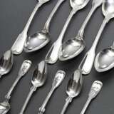 12 Diverse Teile "Fadenmuster" Besteck, MZ: Klatten Hoef, Silber 12 Lot/800, 500g: je 6 Tee- und Suppenlöffel, z.T. monogrammiert, Gebrauchsspuren - photo 1