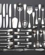 Cutlery. 65 Teile Besteck &quot;Schiavon&quot; für 6 Personen mit Monogramm &quot;JP&quot;, Silber 925, 3423g (o.Messer), bestehend aus: je 6 Tafelmesser, -gabeln, -löffel, Menümesser, -gabeln, -löffel, Fischmesser und -gabeln, K…
