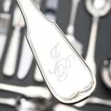 65 Teile Besteck "Schiavon" für 6 Personen mit Monogramm "JP", Silber 925, 3423g (o.Messer), bestehend aus: je 6 Tafelmesser, -gabeln, -löffel, Menümesser, -gabeln, -löffel, Fischmesser und -gabeln, K… - photo 3