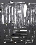 Cutlery. 48 Teile Besteck &quot;Classique&quot; mit plastischen Pinienzapfen, Christoph Widmann, Silber 835, 1780g (o.Messer), bestehend aus: 5 kleine Messer, 3 kleine Gabeln, 4 kleine Löffel, 6 Kuchengabeln, 10 Dessertmesser, 6 …