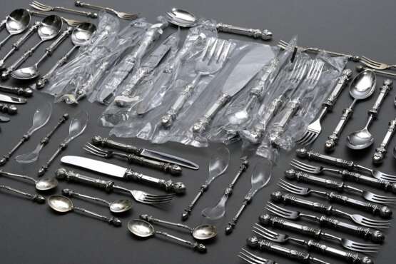 48 Teile Besteck "Classique" mit plastischen Pinienzapfen, Christoph Widmann, Silber 835, 1780g (o.Messer), bestehend aus: 5 kleine Messer, 3 kleine Gabeln, 4 kleine Löffel, 6 Kuchengabeln, 10 Dessertmesser, 6 … - photo 2
