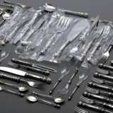 48 Teile Besteck "Classique" mit plastischen Pinienzapfen, Christoph Widmann, Silber 835, 1780g (o.Messer), bestehend aus: 5 kleine Messer, 3 kleine Gabeln, 4 kleine Löffel, 6 Kuchengabeln, 10 Dessertmesser, 6 … - photo 2