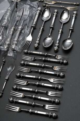 48 Teile Besteck "Classique" mit plastischen Pinienzapfen, Christoph Widmann, Silber 835, 1780g (o.Messer), bestehend aus: 5 kleine Messer, 3 kleine Gabeln, 4 kleine Löffel, 6 Kuchengabeln, 10 Dessertmesser, 6 … - photo 3
