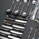 48 Teile Besteck "Classique" mit plastischen Pinienzapfen, Christoph Widmann, Silber 835, 1780g (o.Messer), bestehend aus: 5 kleine Messer, 3 kleine Gabeln, 4 kleine Löffel, 6 Kuchengabeln, 10 Dessertmesser, 6 … - photo 4