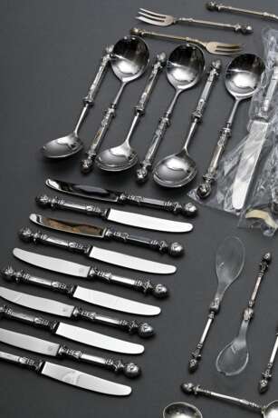 48 Teile Besteck "Classique" mit plastischen Pinienzapfen, Christoph Widmann, Silber 835, 1780g (o.Messer), bestehend aus: 5 kleine Messer, 3 kleine Gabeln, 4 kleine Löffel, 6 Kuchengabeln, 10 Dessertmesser, 6 … - photo 4