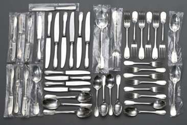 44 Teile versilbertes Christofle Besteck &quot;Cluny&quot; für 6 Personen, in Original Boxen, bestehend aus: je 6 Messer, Gabeln, Löffel (1 stark berieben), Dessertmesser, -löffel, Fischmesser, Kuchengabeln und 2 Vorlege…