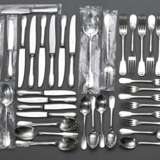 44 Teile versilbertes Christofle Besteck "Cluny" für 6 Personen, in Original Boxen, bestehend aus: je 6 Messer, Gabeln, Löffel (1 stark berieben), Dessertmesser, -löffel, Fischmesser, Kuchengabeln und 2 Vorlege… - Foto 1