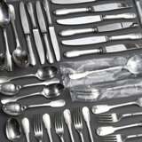 44 Teile versilbertes Christofle Besteck "Cluny" für 6 Personen, in Original Boxen, bestehend aus: je 6 Messer, Gabeln, Löffel (1 stark berieben), Dessertmesser, -löffel, Fischmesser, Kuchengabeln und 2 Vorlege… - Foto 2