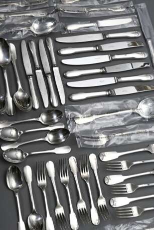 44 Teile versilbertes Christofle Besteck "Cluny" für 6 Personen, in Original Boxen, bestehend aus: je 6 Messer, Gabeln, Löffel (1 stark berieben), Dessertmesser, -löffel, Fischmesser, Kuchengabeln und 2 Vorlege… - Foto 2