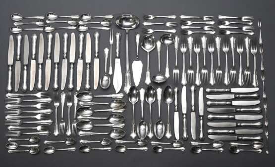 95 Teile Besteck "Chippendale", Wilkens, Silber 800, 3434g (o. Messer), bestehend aus: 10 Tafelmesser, 12 -gabeln, 5 -löffel, 12 Menümesser, 12 -gabeln, 6 -löffel, 9 Eislöffel, 11 Kuchengabeln, 15 Kaffeelöffel … - photo 1