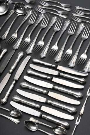 95 Teile Besteck "Chippendale", Wilkens, Silber 800, 3434g (o. Messer), bestehend aus: 10 Tafelmesser, 12 -gabeln, 5 -löffel, 12 Menümesser, 12 -gabeln, 6 -löffel, 9 Eislöffel, 11 Kuchengabeln, 15 Kaffeelöffel … - photo 2