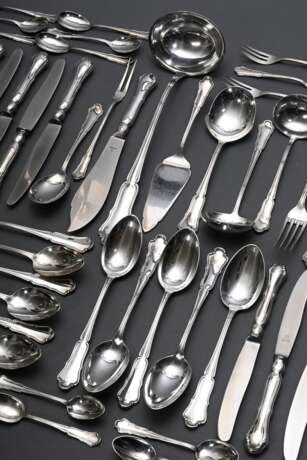 95 Teile Besteck "Chippendale", Wilkens, Silber 800, 3434g (o. Messer), bestehend aus: 10 Tafelmesser, 12 -gabeln, 5 -löffel, 12 Menümesser, 12 -gabeln, 6 -löffel, 9 Eislöffel, 11 Kuchengabeln, 15 Kaffeelöffel … - photo 3